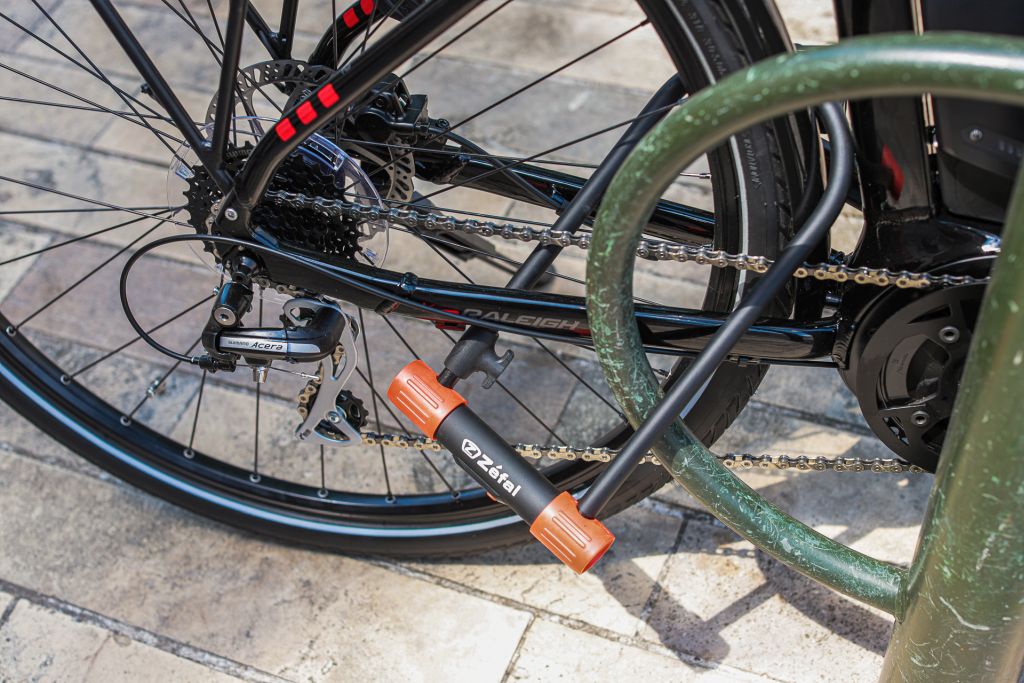 Antivol U vélo combinaison avec câble avec support clip - Zefal K-Traz U13  A Sold Secure Niveau Silver - Antivols - Sécurité et Visibilité - Urbain
