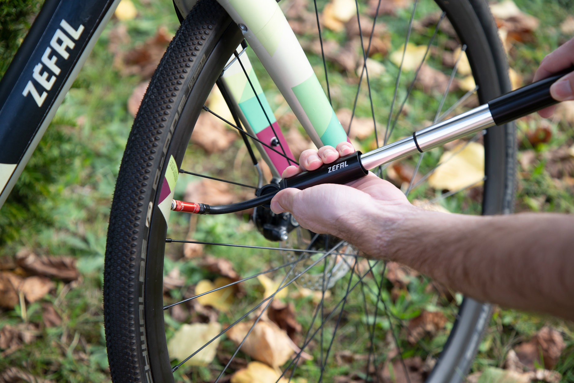 Test mini-pompes à flexible pour vélo